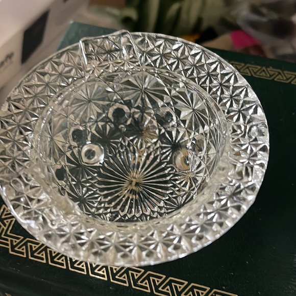 Footed cut crystal vintage ashtrays 4” by 2” very elegant difficult to capture - Picture 8 of 10